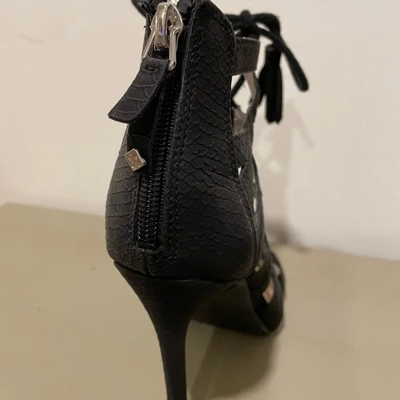 Black lace up - Picture 3 of 4